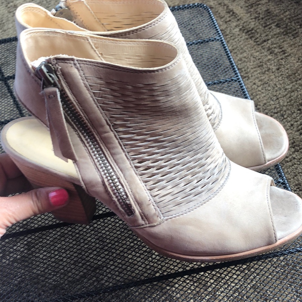 Paul Green size 4/6.5 neutral bootie/sandal